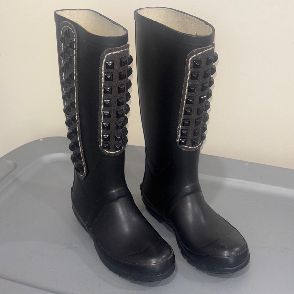 Black Studded Knee-High Women's rain Boots size 6
Good comdition